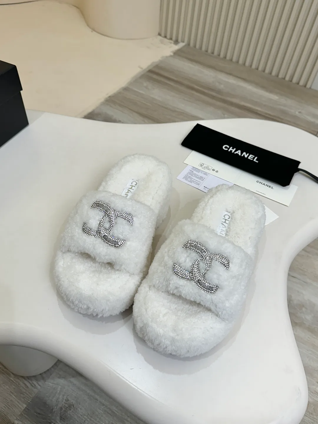 👟👟Ex-factory price 480👟👟 Chanel CHANEL thick-soled fur flip flops｜Finally waited for this pair of celebrity show style same style🧚♀️ The upper is covered with soft and waxy lamb wool, with classic double C diamond buckle👟👟The texture is full of texture. As soon as you put it on, your sense of luxury will instantly soar. The inner lamb wool fabric is as comfortable as stepping on clouds☁️ Thickened rubber soles, 8cm at the heel, 6.5cm at the forefoot, with raised bars, easy to wear with long legs~ The wedge heel design is super easy to walk, lazy and fashionable. It is very elegant for daily outings and date wear. It is a must-have and versatile artifact for this autumn and winter, waiting for you~ #chanel slippers #Celebrity Style #Advanced Wearing Fabric: Lamb 🐑 Wool Lining: Lamb 🐑 Wool Feet: lamb 🐑 hair Outsole: wear-resistant and non-slip rubber outsole Size: 35–40